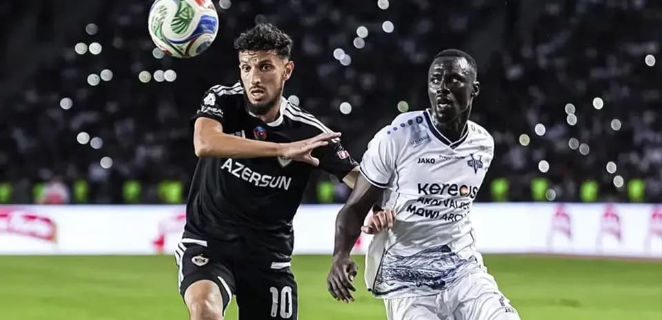 Jugadores compiten por el balón en partido