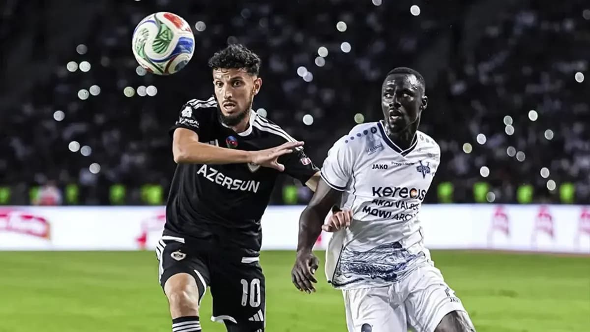 Jugadores compiten por el balón en partido