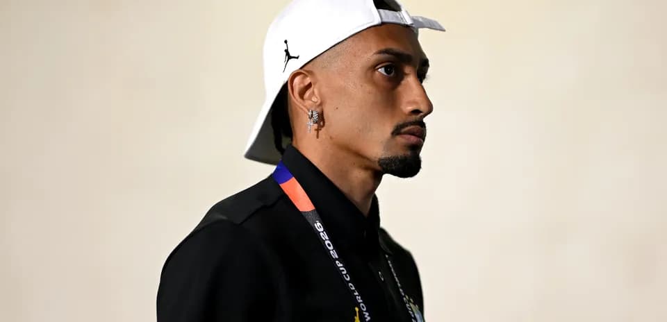 Persona con gorra blanca y collar de FIFA