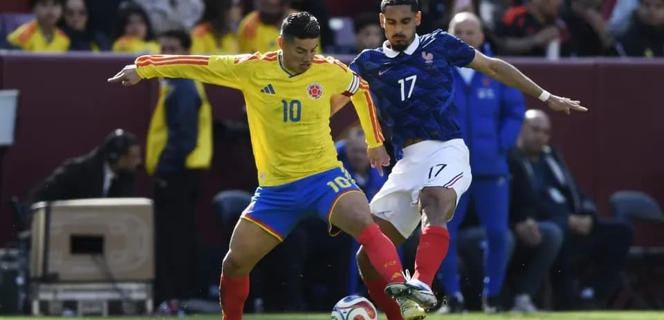 Jugador de Colombia y Francia compitiendo por el balón