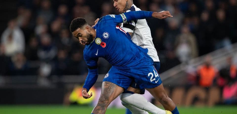 Jugador de Chelsea derribado por rival de Tottenham