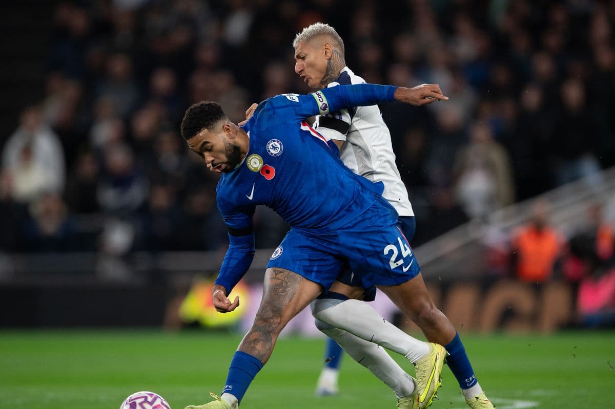 Jugador de Chelsea derribado por rival de Tottenham