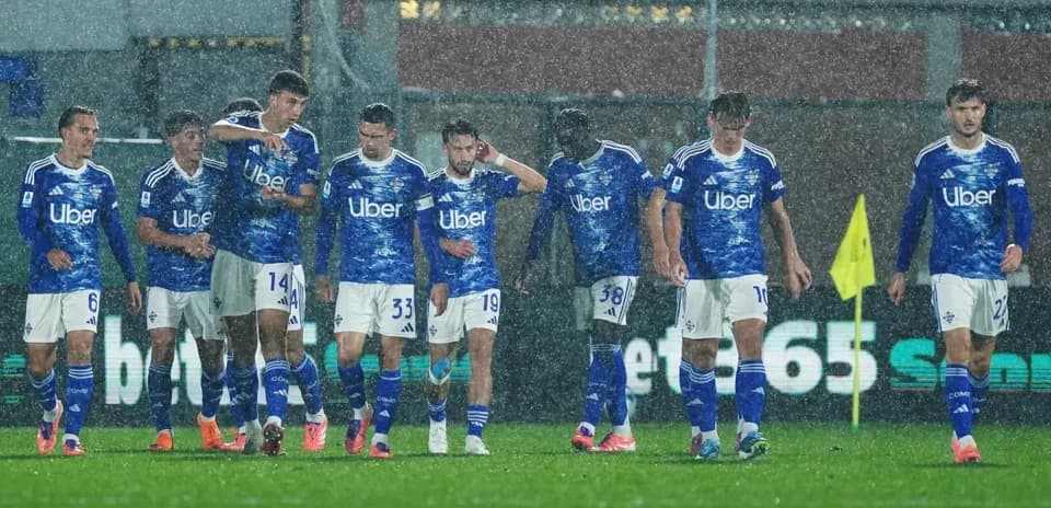 Jugadores de Como celebrando en la lluvia