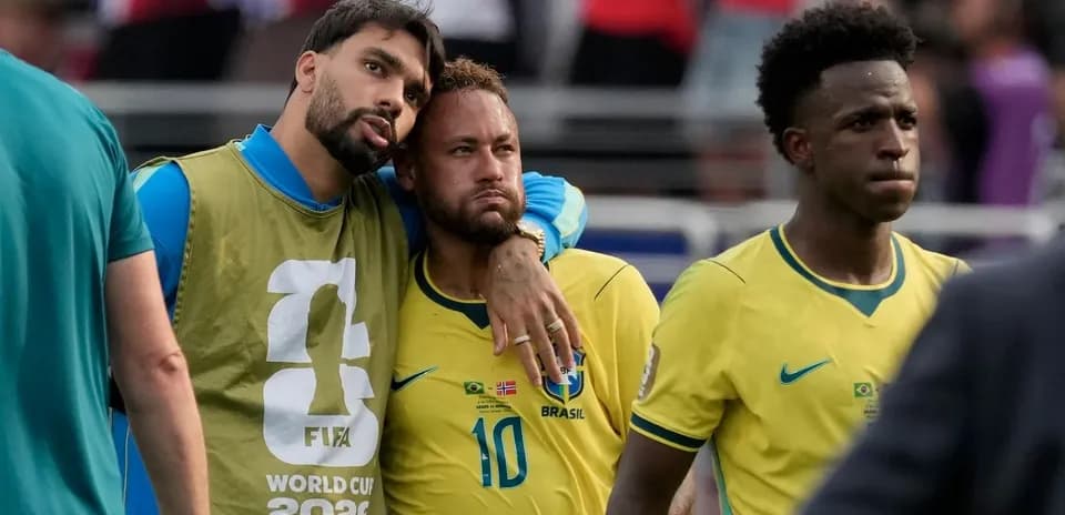 Jugadores de Brasil saliendo del campo tras el partido