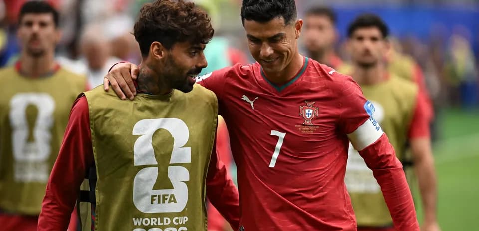 Cristiano Ronaldo y compañero en el campo de juego