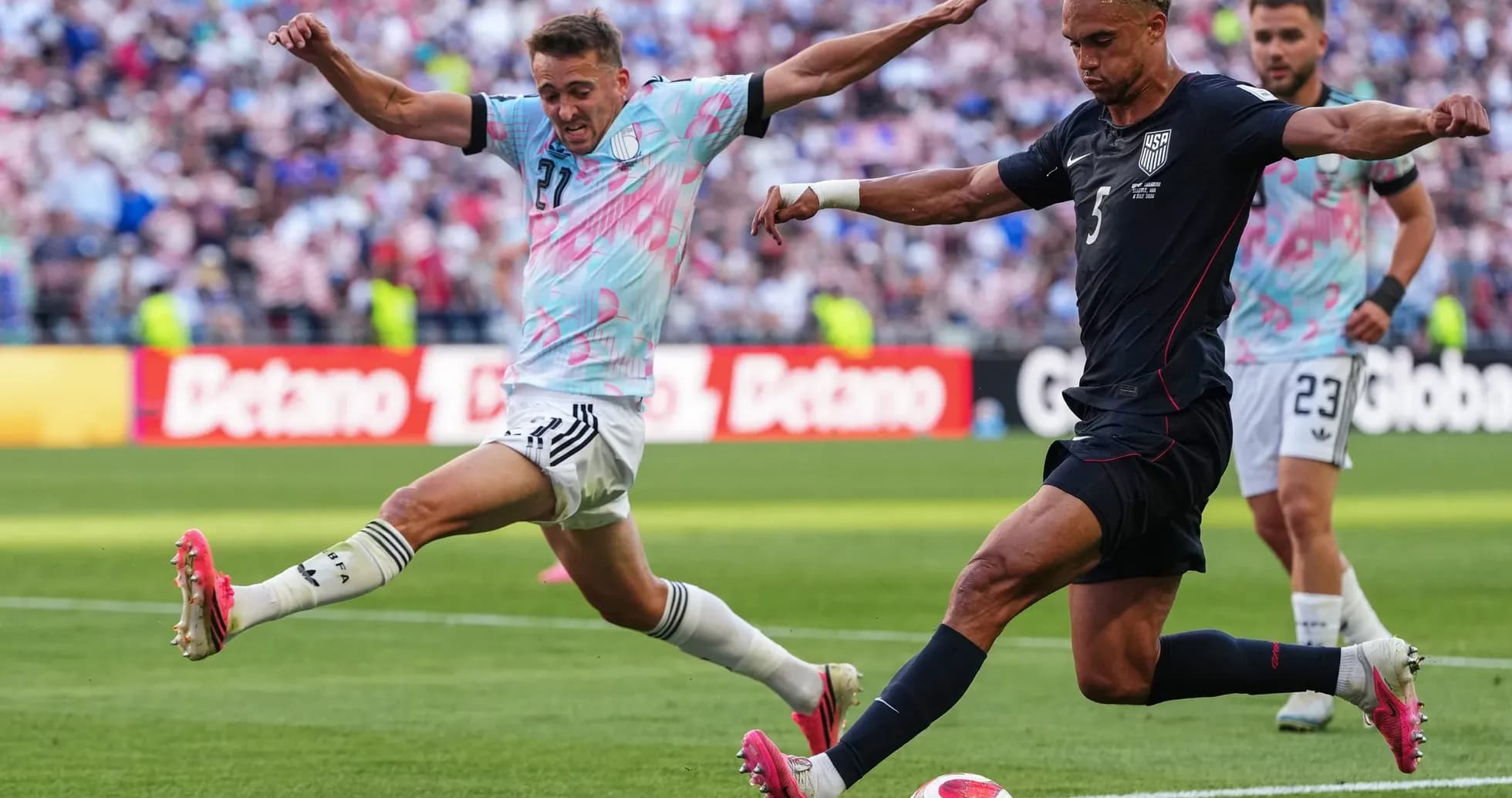 Jugador de EE.UU. intentando despejar el balón