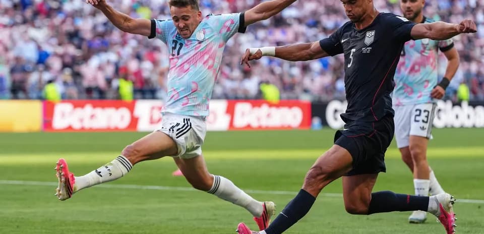 Jugador de EE.UU. intentando despejar el balón