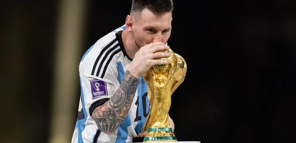 Jugador argentino besando la Copa del Mundo