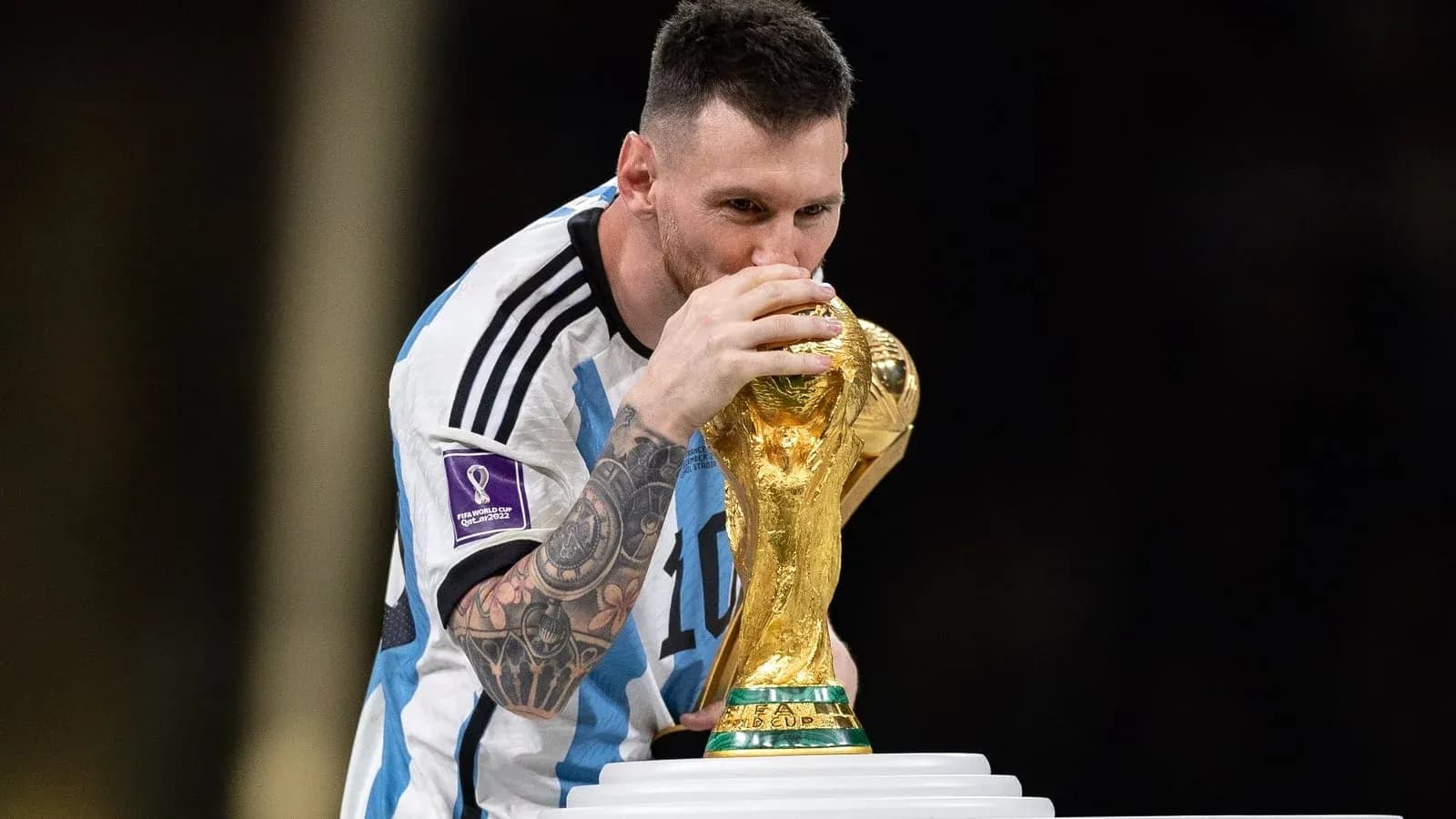 Jugador argentino besando la Copa del Mundo