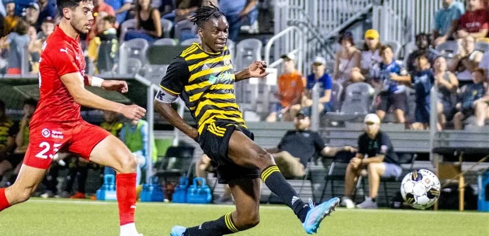 Jugador del Pittsburgh Riverhounds pateando el balón