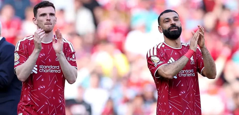 Jugadores de Liverpool aplaudiendo en el estadio