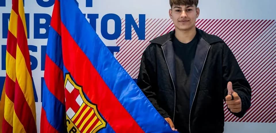 Jugador sosteniendo bandera del FC Barcelona en presentación