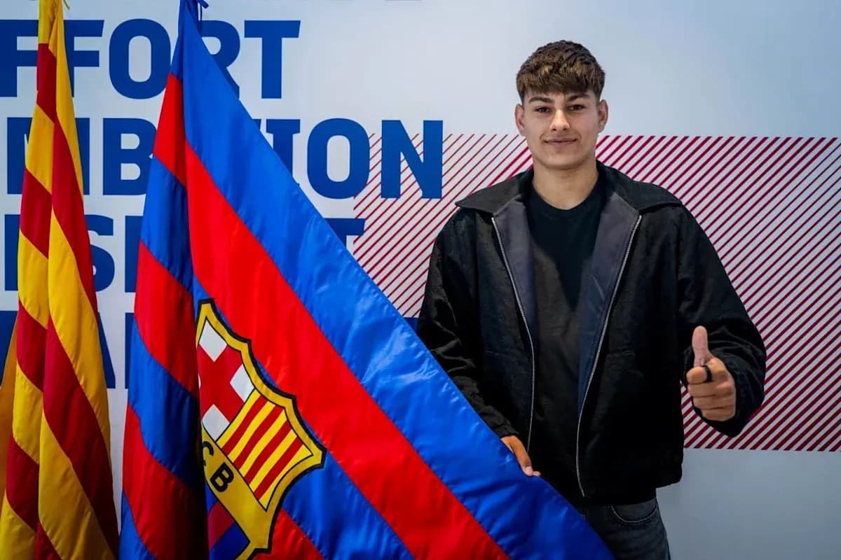 Jugador sosteniendo bandera del FC Barcelona en presentación