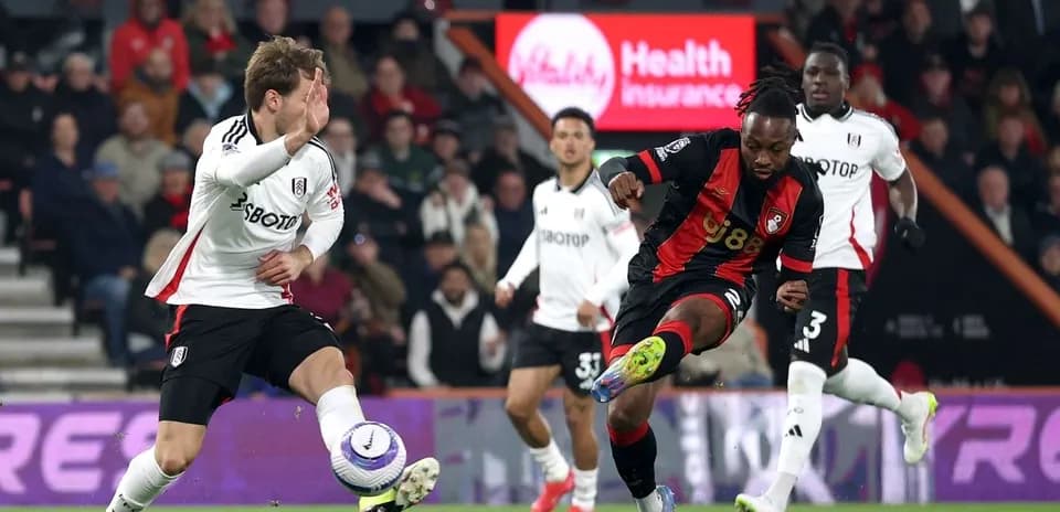 Jugador de Bournemouth pateando el balón contra Fulham