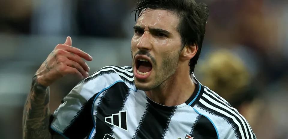 Jugador de Newcastle celebrando una acción en el campo