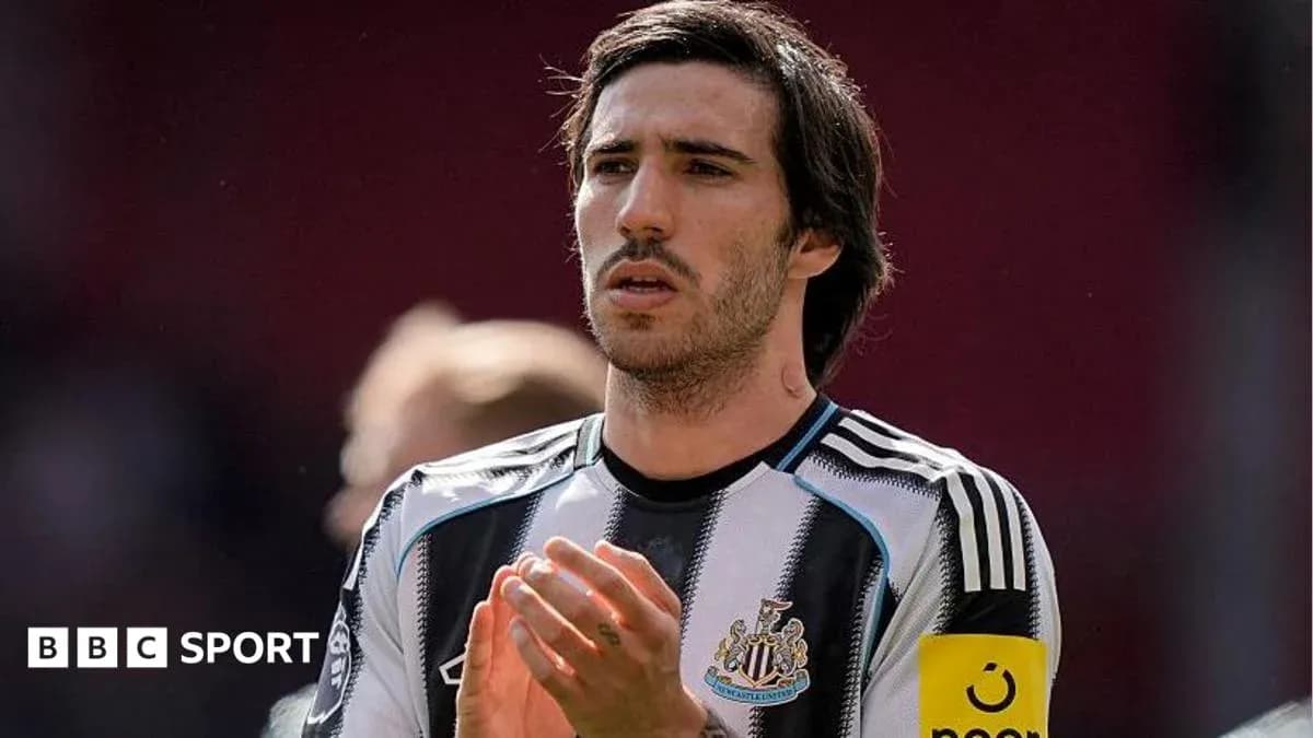 Jugador de Newcastle aplaudiendo en el campo