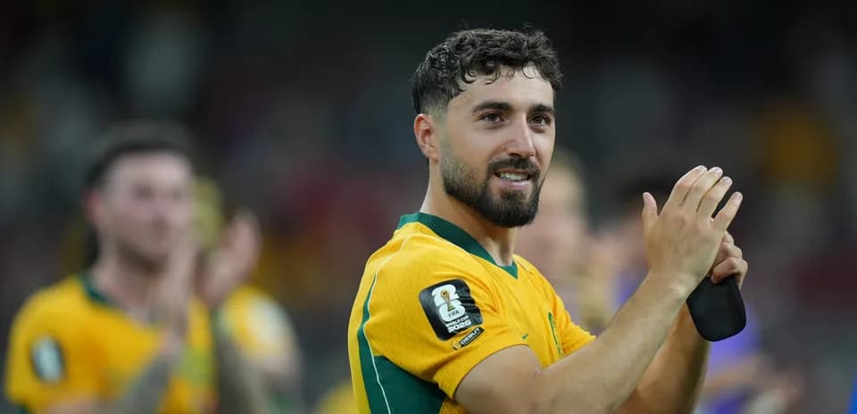 Jugador aplaudiendo tras el partido con camiseta amarilla