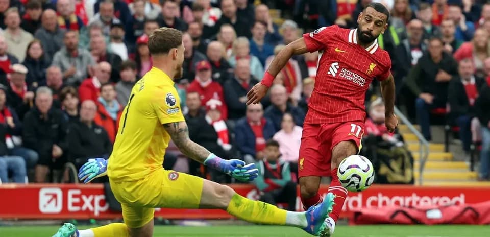 Jugador de Liverpool chutando frente al portero