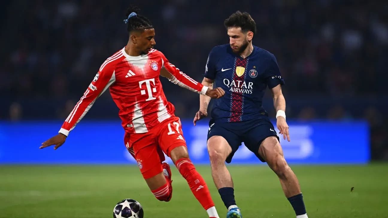 Dos jugadores compitiendo por el balón en partido