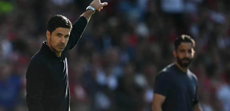Entrenador dando instrucciones durante el partido