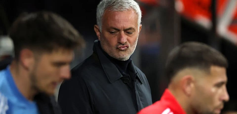 Entrenador observando el partido desde la banca
