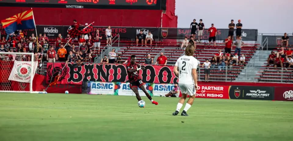 Jugador de Phoenix Rising en acción durante el partido