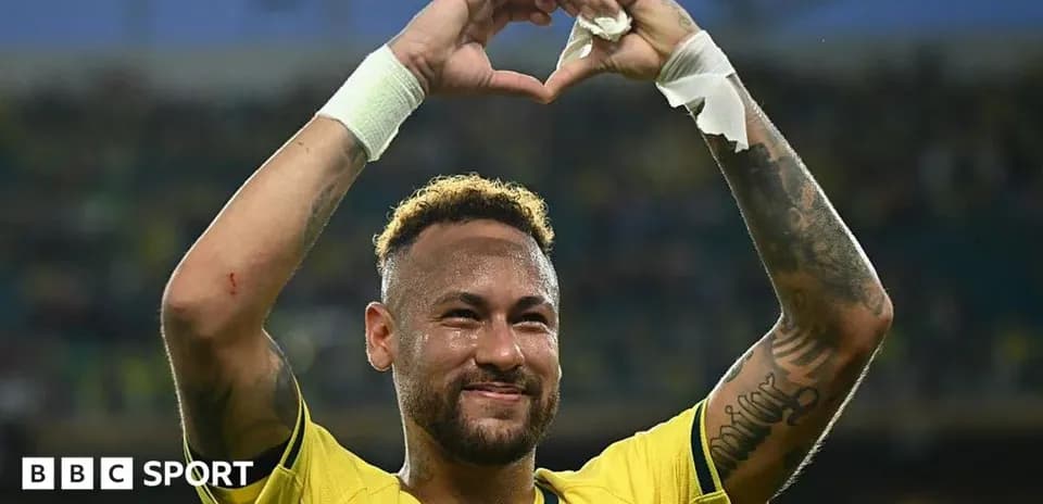 Neymar haciendo un gesto de corazón tras partido