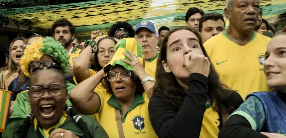 Aficionados brasileños animando en el partido