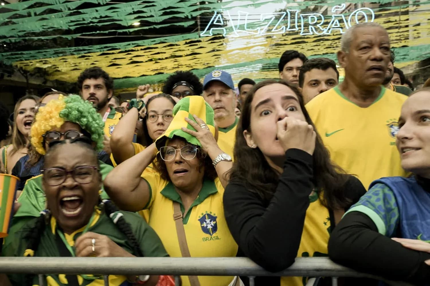 Aficionados brasileños animando en el partido