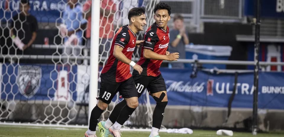 Jugadores celebrando un gol durante el partido