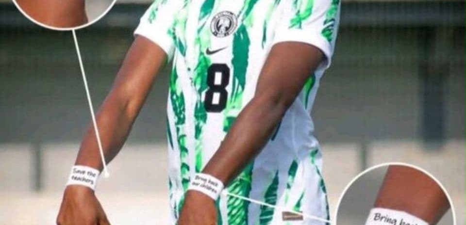 Jugadora de fútbol con camiseta de Nigeria y brazaletes