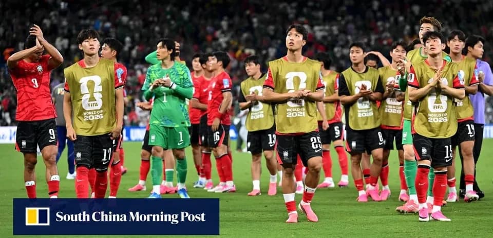 Jugadores de Corea del Sur agradeciendo al público tras partido
