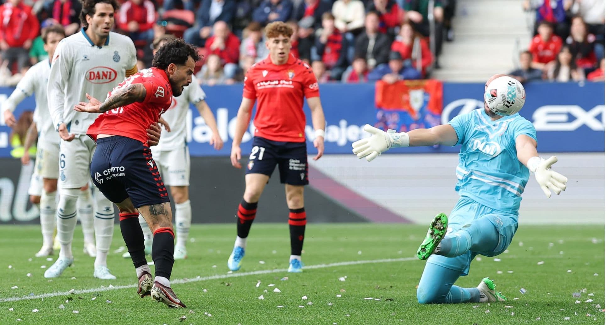 Jugador de Osasuna intenta marcar gol a Espanyol