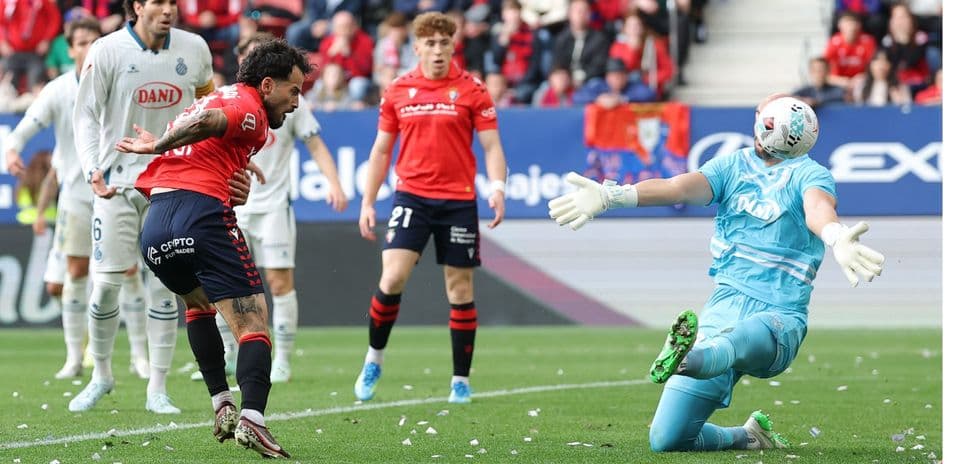 Jugador de Osasuna intenta marcar gol a Espanyol