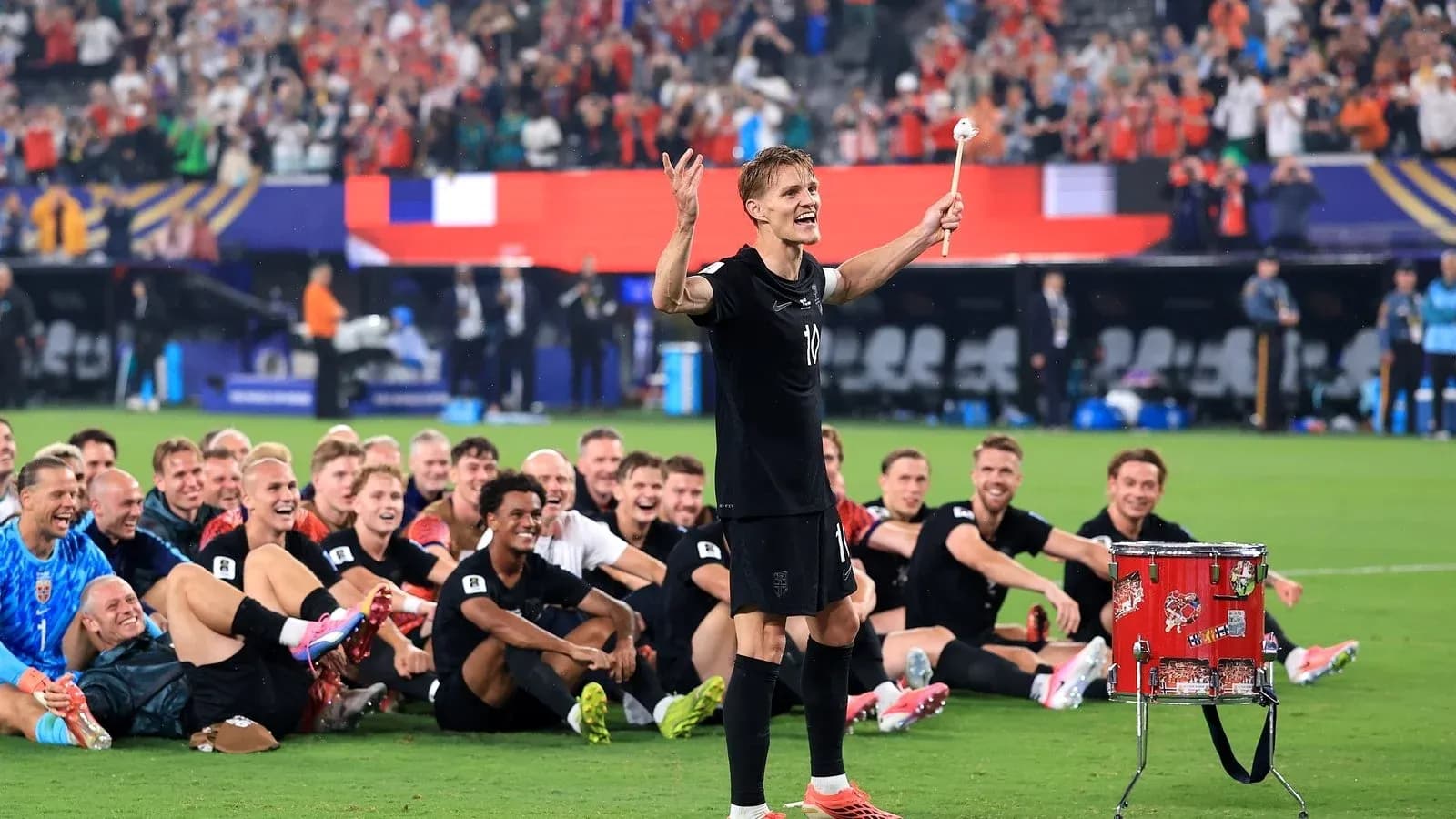 Jugador celebra con compañeros tras victoria en el partido