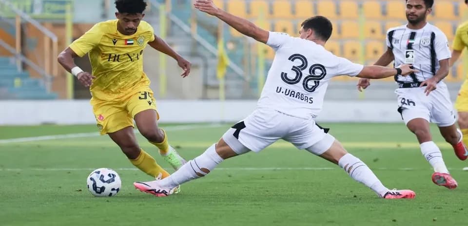 Jugador de Al Wasl U23 driblando a defensor de Al Jazira U23