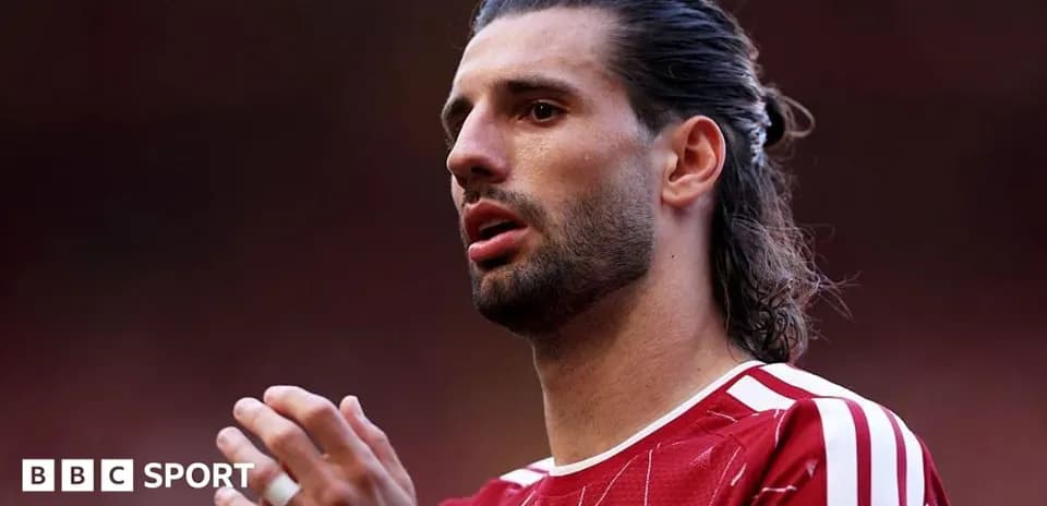Jugador de fútbol con camiseta roja en acción