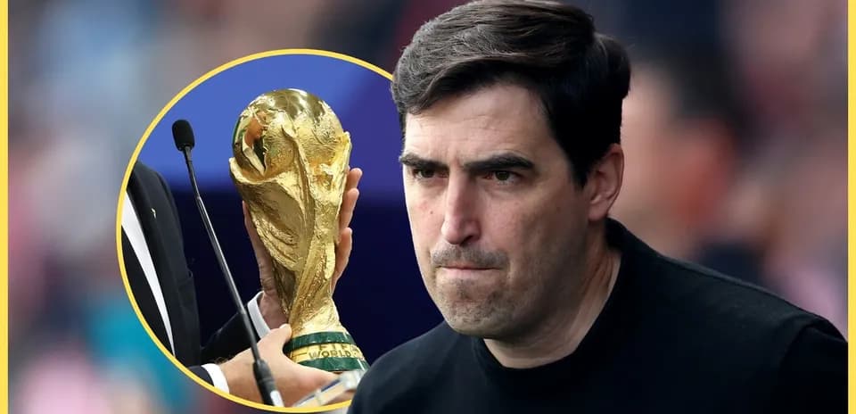 Entrenador mirando mientras se presenta el trofeo