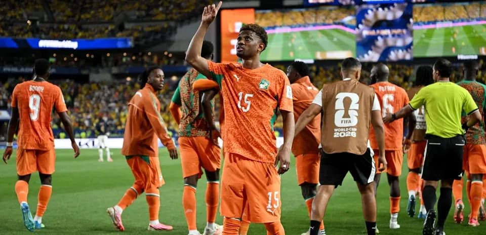 Jugador de Costa de Marfil celebra en el campo