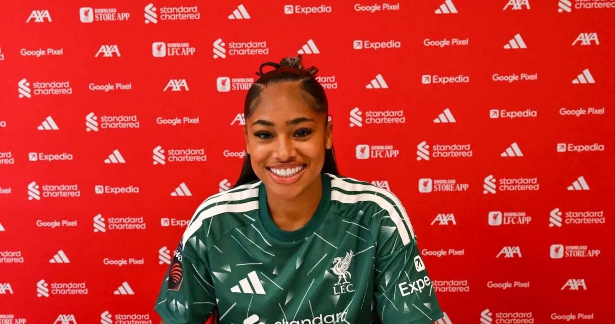 Jugadora de Liverpool en conferencia de prensa sonriente