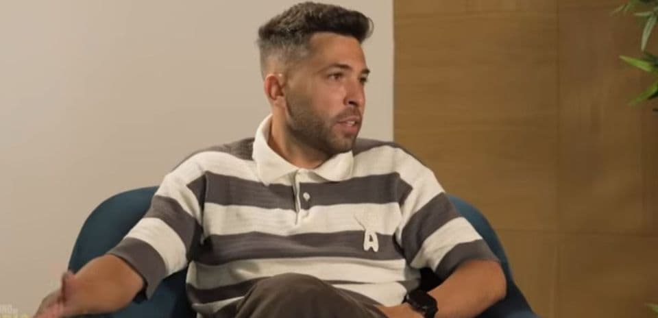Hombre sentado en sofá durante entrevista