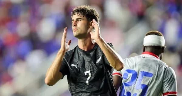 Jugador aplaudiendo en partido de fútbol