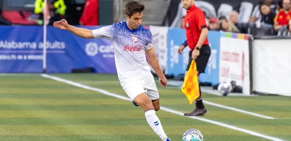 Jugador pateando el balón durante el partido