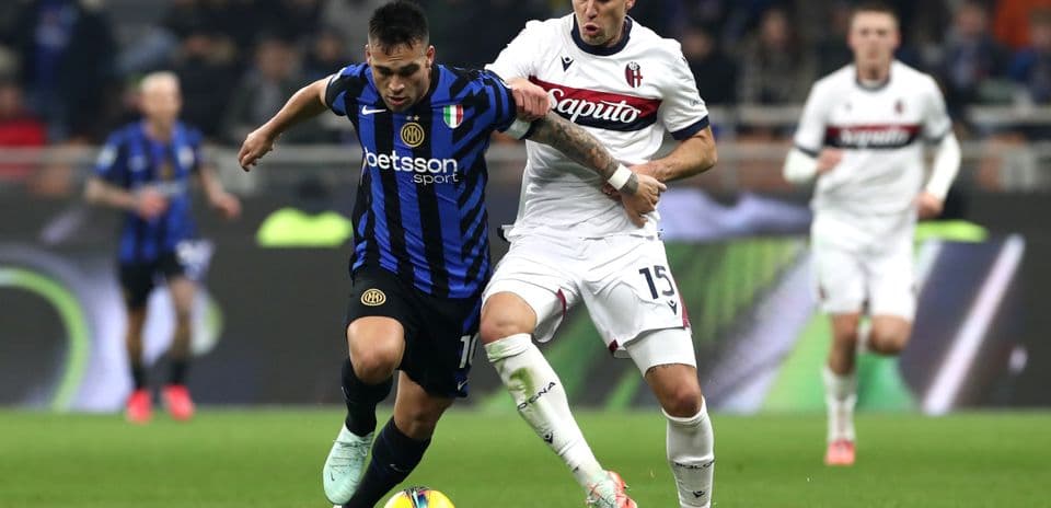 Jugador de Inter compitiendo por el balón
