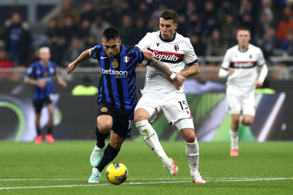 Jugador de Inter compitiendo por el balón