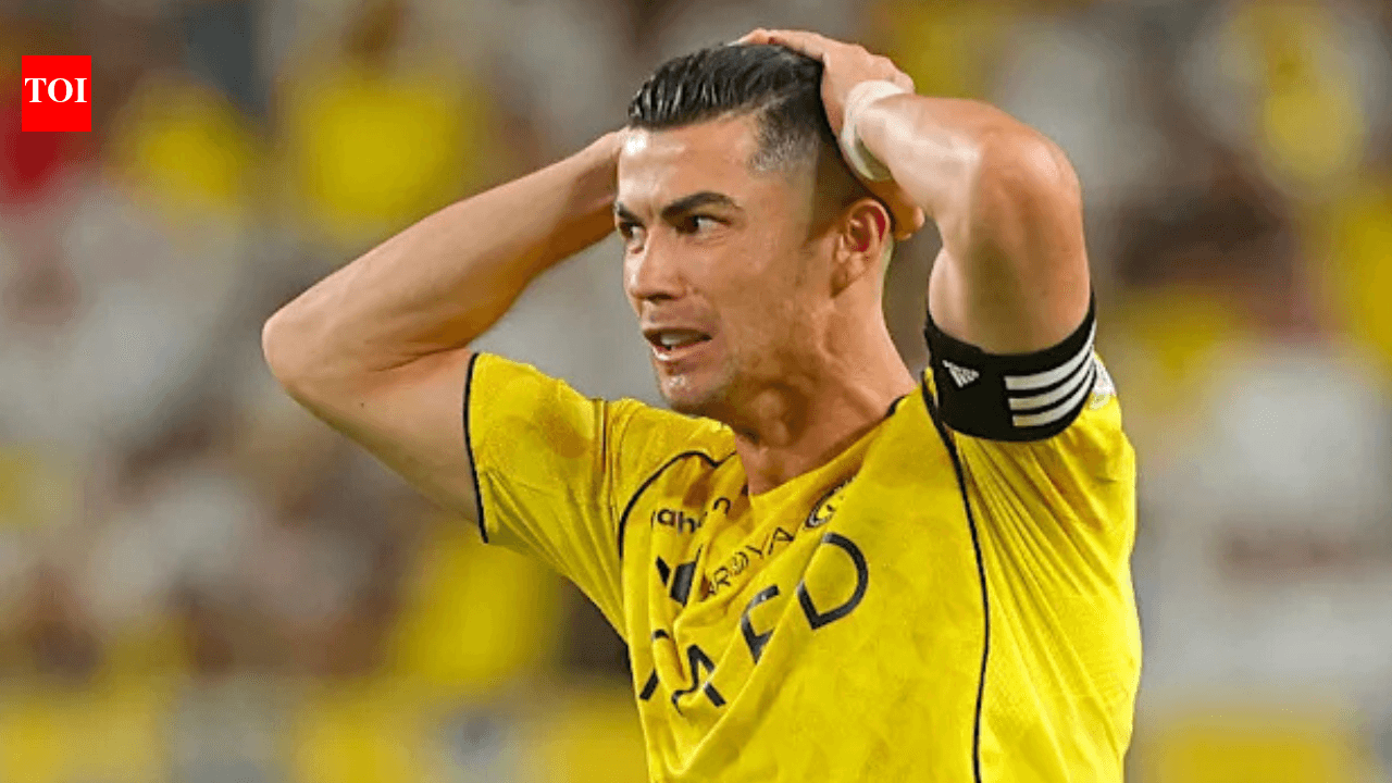 Jugador con camiseta amarilla sosteniendo la cabeza