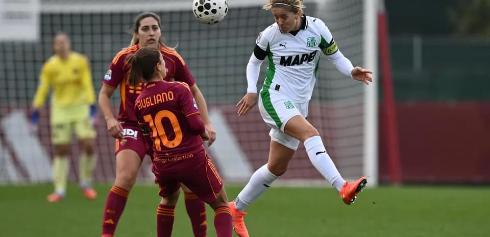 Jugadora de Sassuolo W en acción contra Roma W