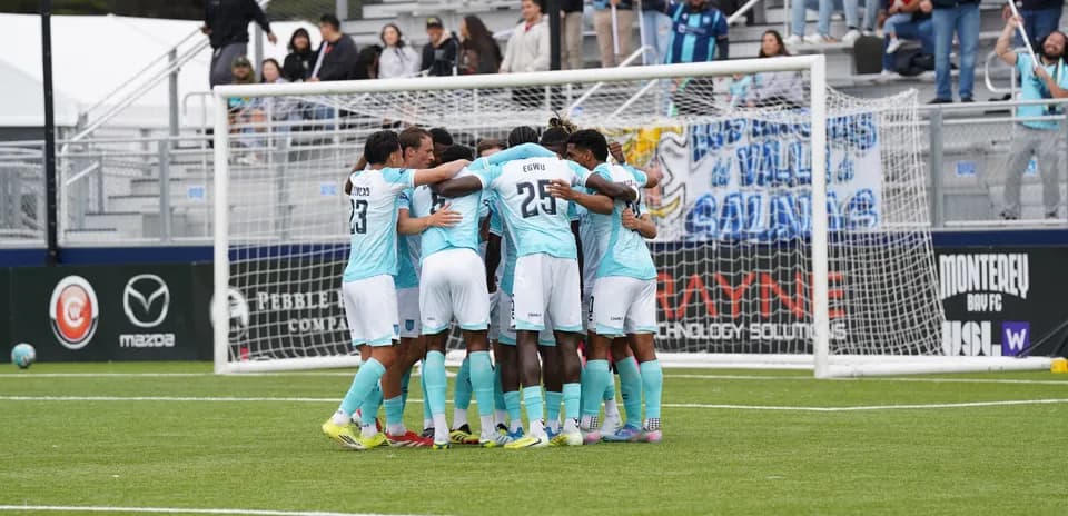 Jugadores de Monterey Bay celebrando en el partido