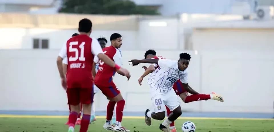 Jugador de Al Ain U23 driblando a adversarios