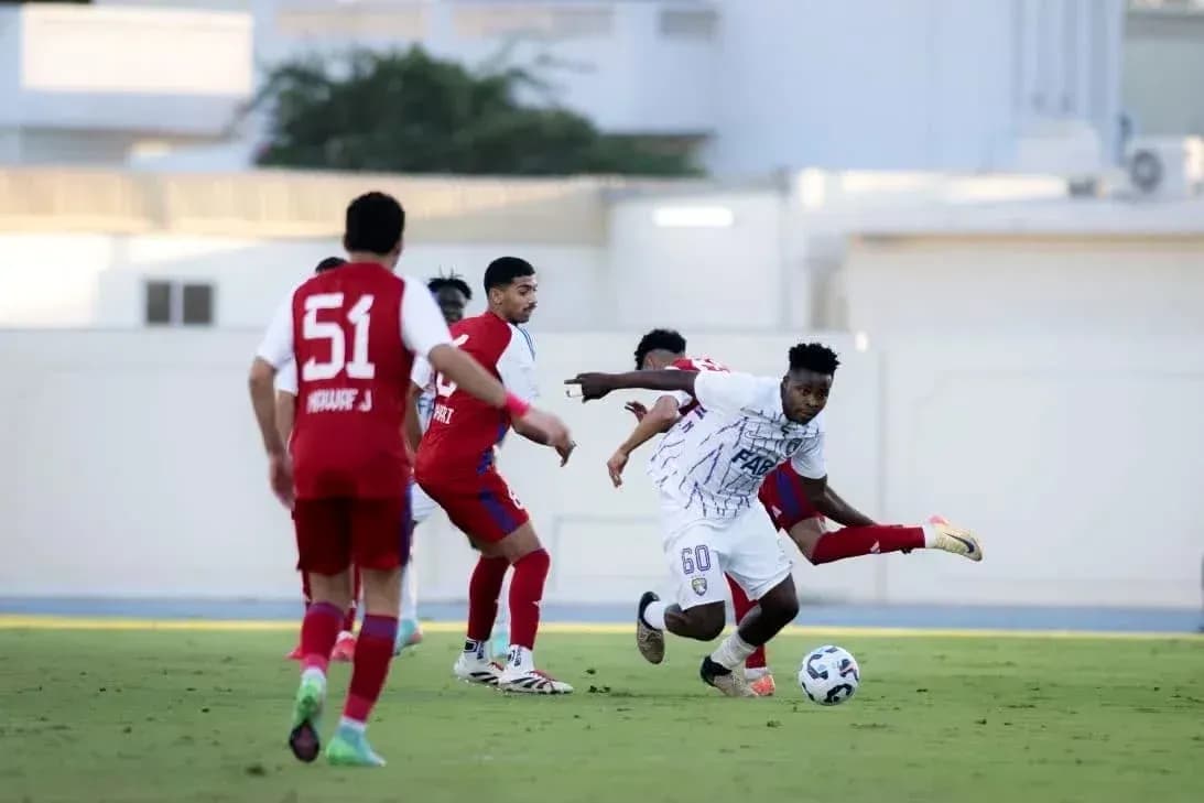 Jugador de Al Ain U23 driblando a adversarios